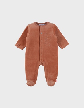 Roestkleurige babypyjama met dierenborduursel in fluweel
