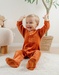 Roestkleurige babypyjama met dierenborduursel in fluweel
