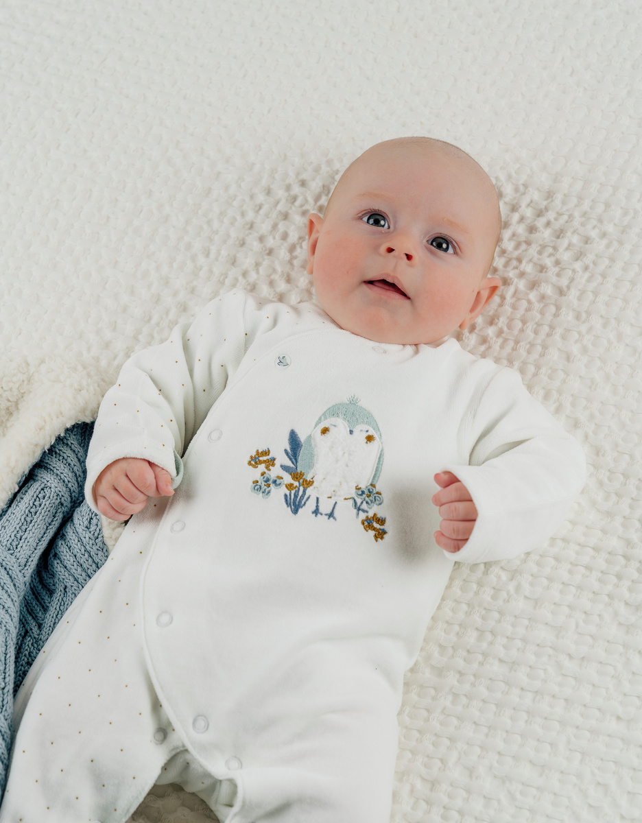 Baby pyjamas in white velour with bird embroidery

