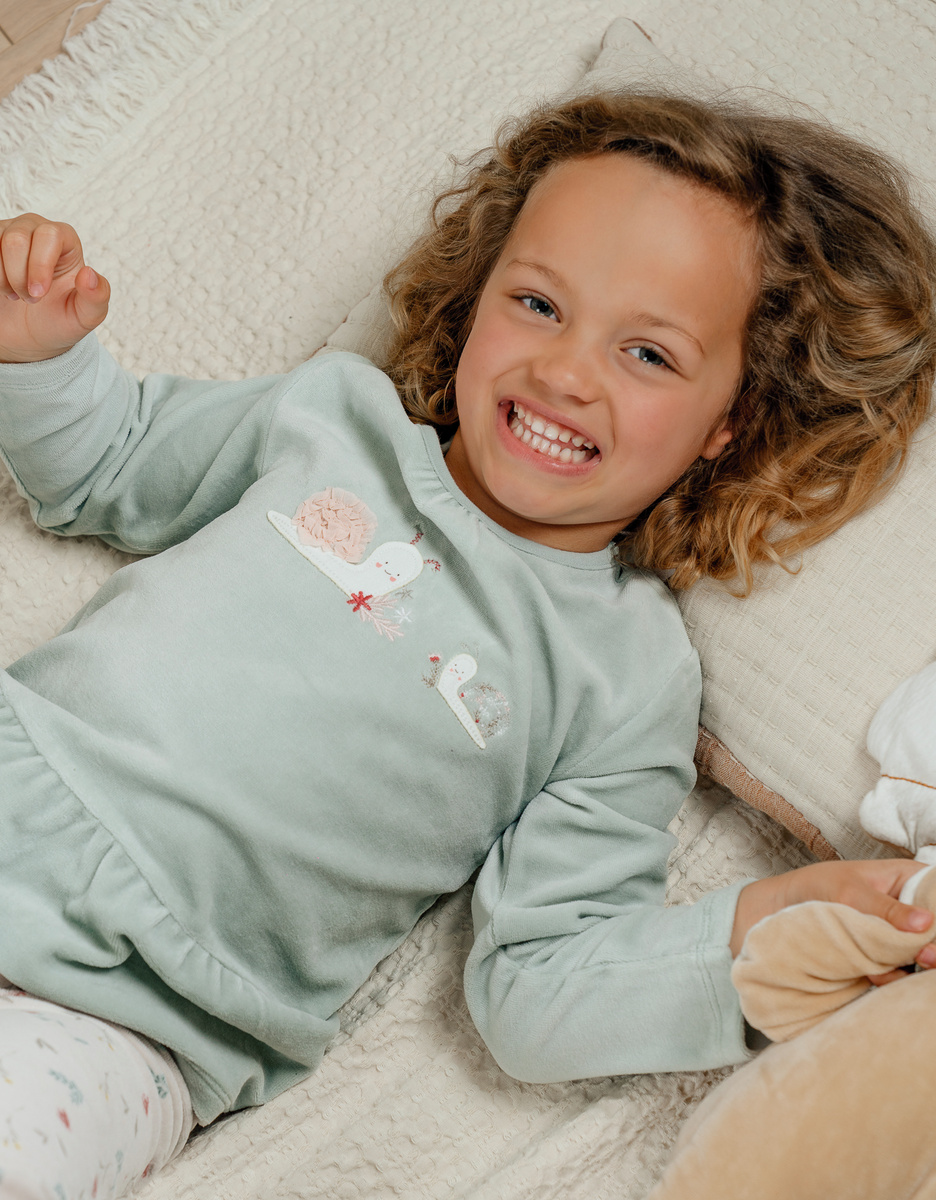 Pyjamaset van velours in groen en roze

