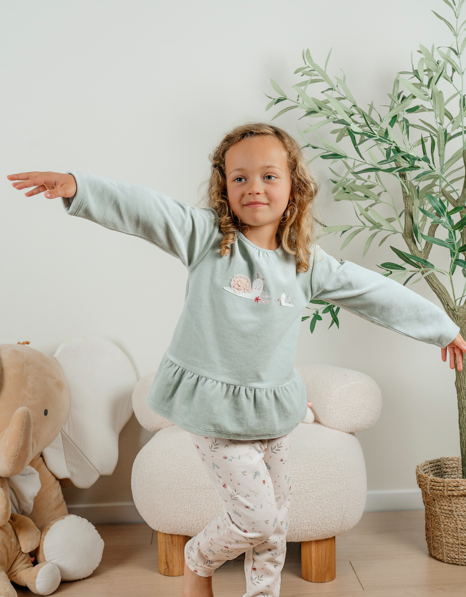 Pyjamaset van velours in groen en roze
