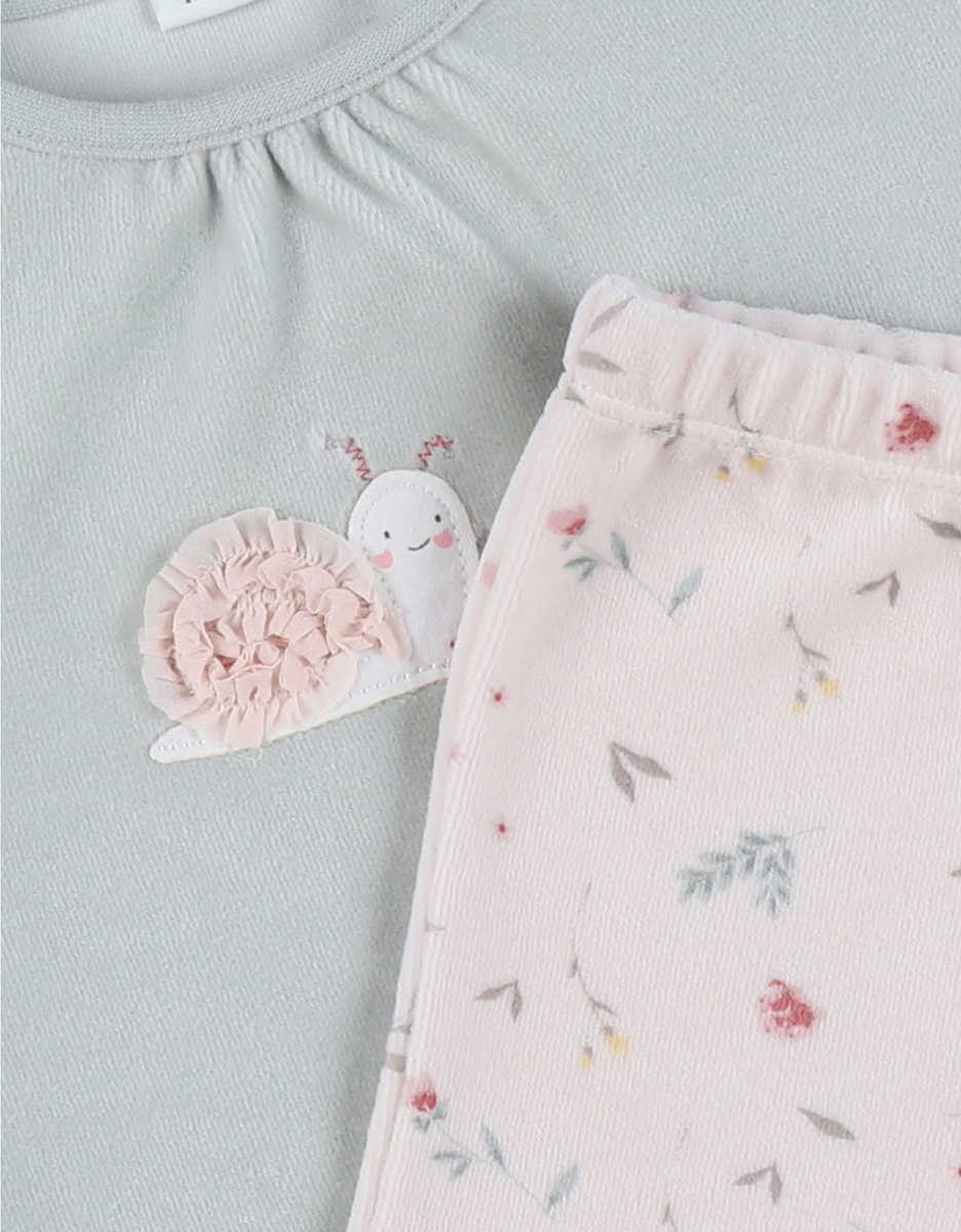 Pyjamaset van velours in groen en roze
