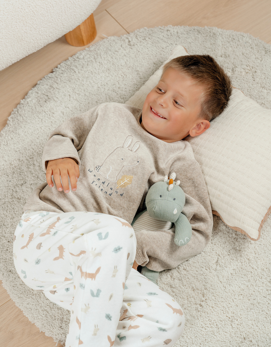 Beige velours pyjamaset met geborduurd konijntje
