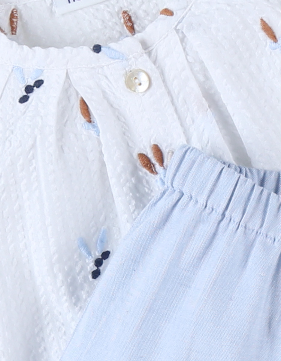 Set blouse brodé fleuri + short, écru/bleu ciel