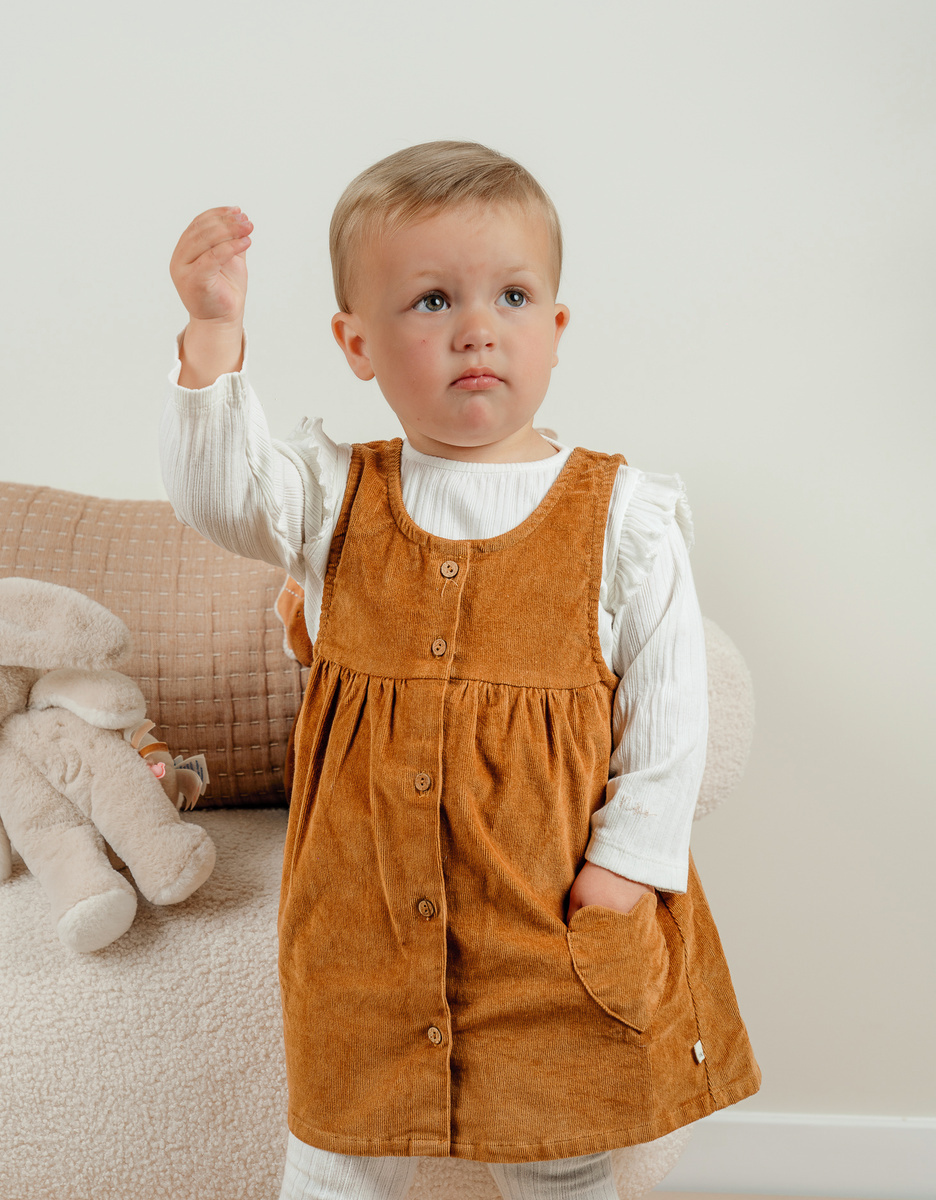 Set bruine denim salopette en wit T-shirt
