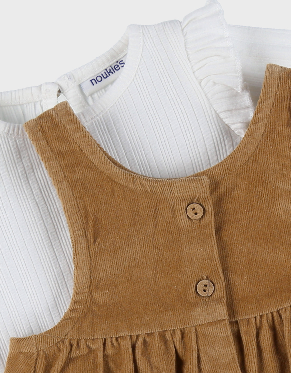 Set bruine denim salopette en wit T-shirt
