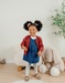 Set denim salopette blauw en wit T-shirt
