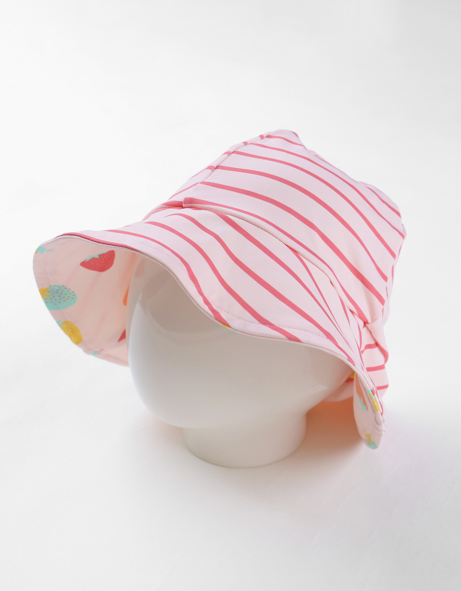 Reversible hat with strawberry prints, light pink