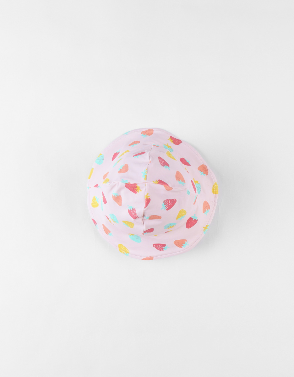 Reversible hat with strawberry prints, light pink