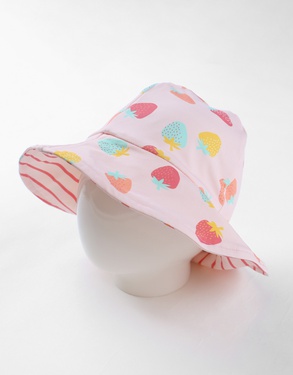 Reversible hat with strawberry prints, light pink