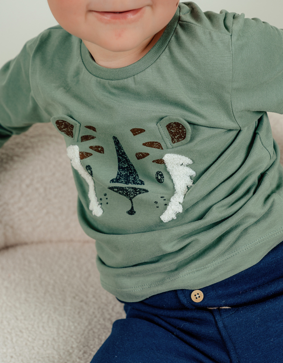 Green long-sleeved jersey T-shirt with tiger print
